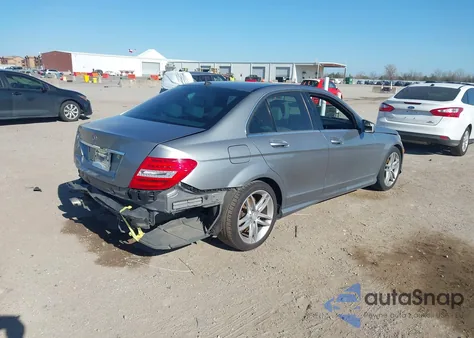 2014 Mercedes-Benz C-Class C 250 Sport z USA, uszkodzony, nr VIN WDDGF4HBXEA966177